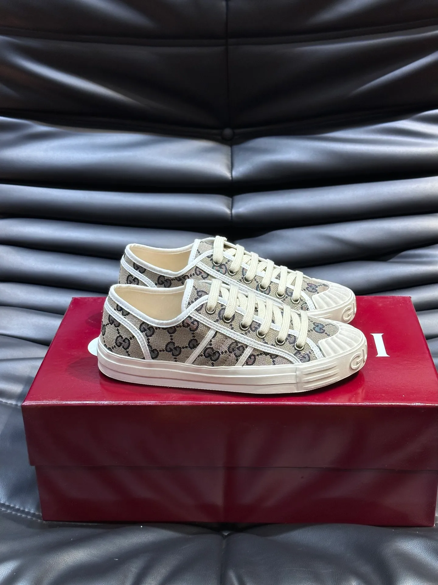 Men's shoes 💰p360 "GUUC*" Couple model 👫GG printed canvas sneakers, this sneaker is from the Gucci Lido series, and its design is inspired by the summer style and beach clubs of the Italian coast. The early autumn series reinterprets the brand's classic design elements and exquisite patterns from a modern perspective. These low-top sneakers are crafted from the brand's original fabric, the classic GG printed canvas, with a slightly distressed effect around the rubber sole. The GG pattern and logo are cleverly integrated into the sole, and the toe is embellished with an embossed Gucci logo. The towel insoles are decorated with brand logo leather labels, are light, comfortable and breathable for the feet, and come with a full set of original packaging! Size: Female 35-40 Male 38-45 (46 customized)